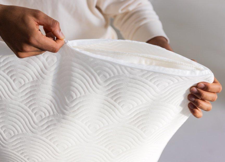 TEMPUR EASE Hug™ Pillow Medium