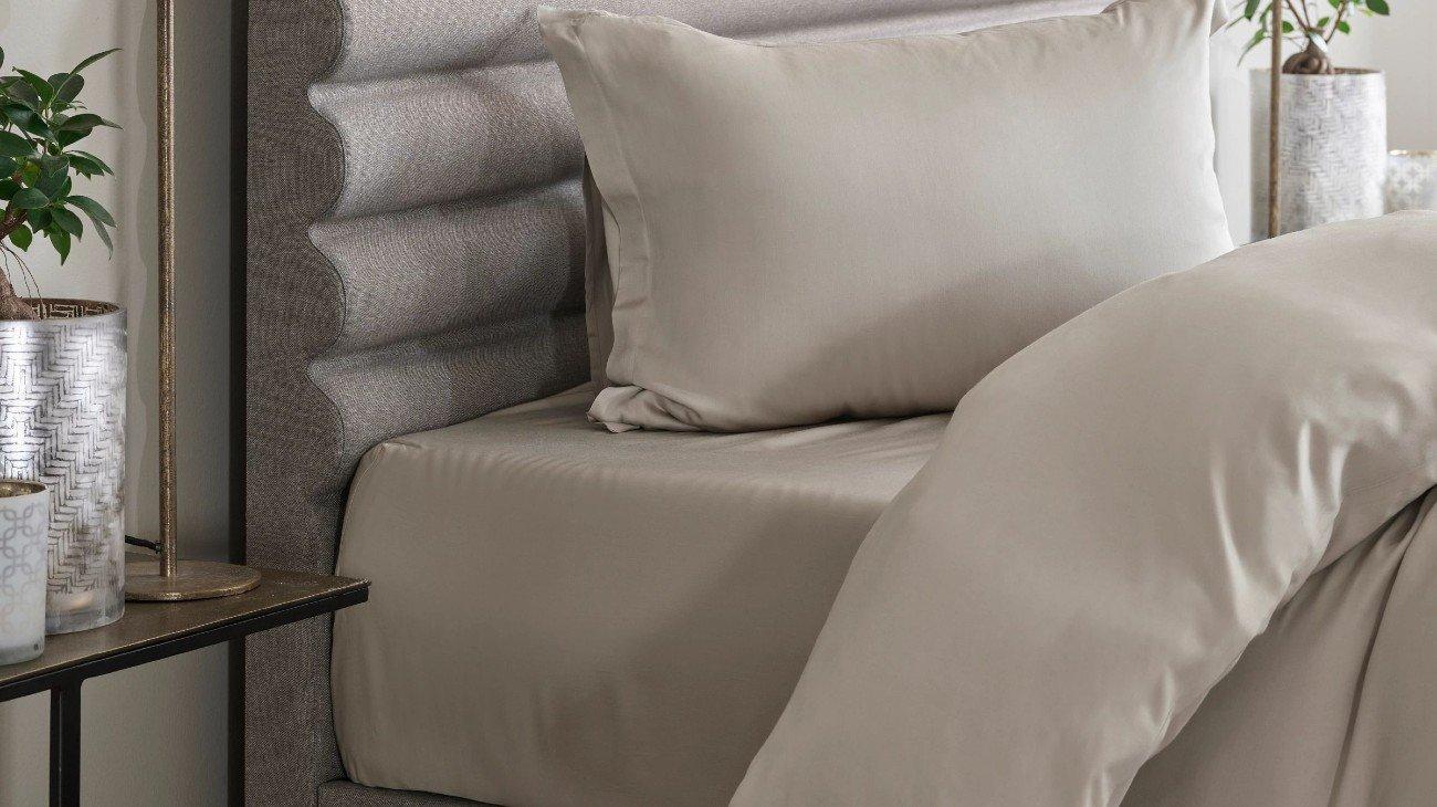 DRAP HOUSSE SATIN DE COTON BEIGE 90 x 200 CM HOME BY TEMPUR&reg;