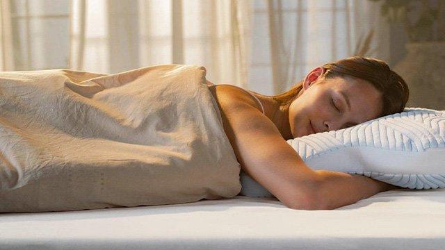 Abbracciare il cuscino durante il sonno, migliora il riposo del tuo corpo