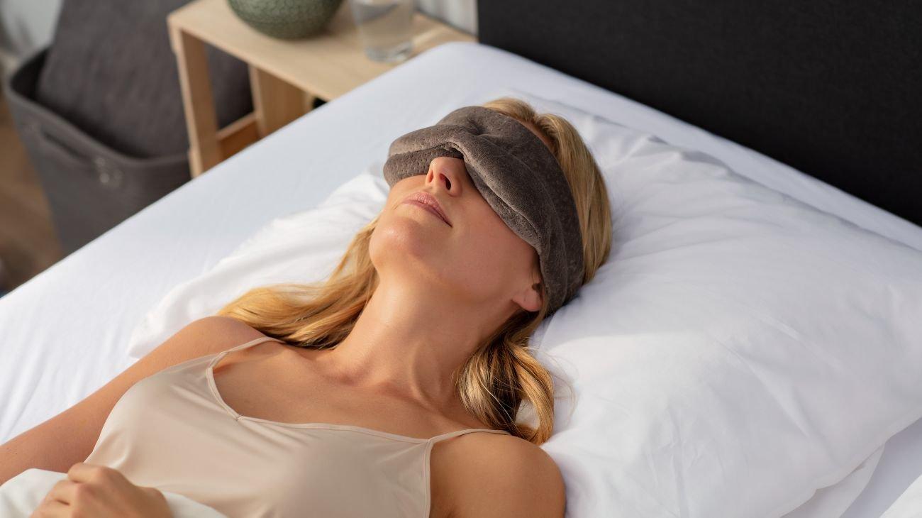 Masque de nuit, Masque sommeil pour hommes et femmes, Masque de sommeil  bloquant la lumière,Nouveau design, Masque yeux doux et confortable pour  dormir, avec bouchons d'oreilles et sac portable : : Hygiène