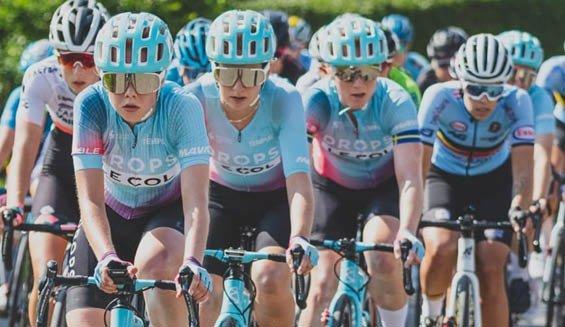 women cycling team